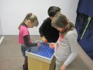 Schülerinnen ud Schüler untersuchen ein Magnetfeld während der Miniphänomenta
