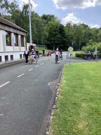 Schüler*innen fahren bei der Jugendverkehrsschule