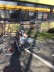 Schüler fährt Handbike