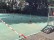 grüner Außensportplatz mit Slalomparcours