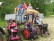 Schülerinnen und Schüler bei einem Traktor mit Anhänger.