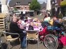 Die Klasse 6b beim Eisessen.