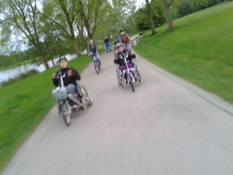 Schüler unterwegs mit dem Handybike