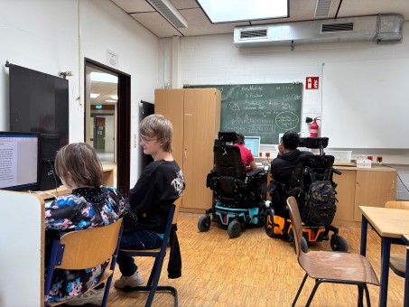 Unser PC-Raum als Redaktion der P+L mit arbeitenden "Redakteuren"