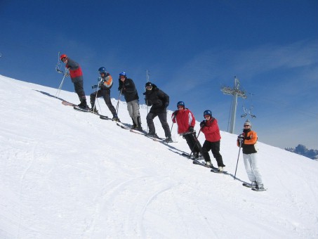 Die Skifahrer auf der Piste.