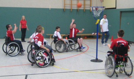 Die Schüler gewinnen den Pokal beim Mini Rollstuhl Basketball