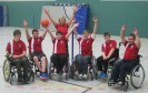 Die Mini-Rollstuhl-Basketballer bejubeln ihren Pokalgewinn