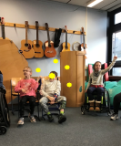 Kinder singen und geb&auml;rden